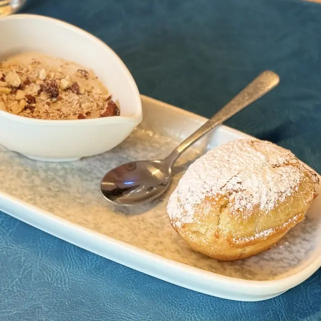 Pasticciotto con crema e visciole accanto al biancomangiare alle mandorle
